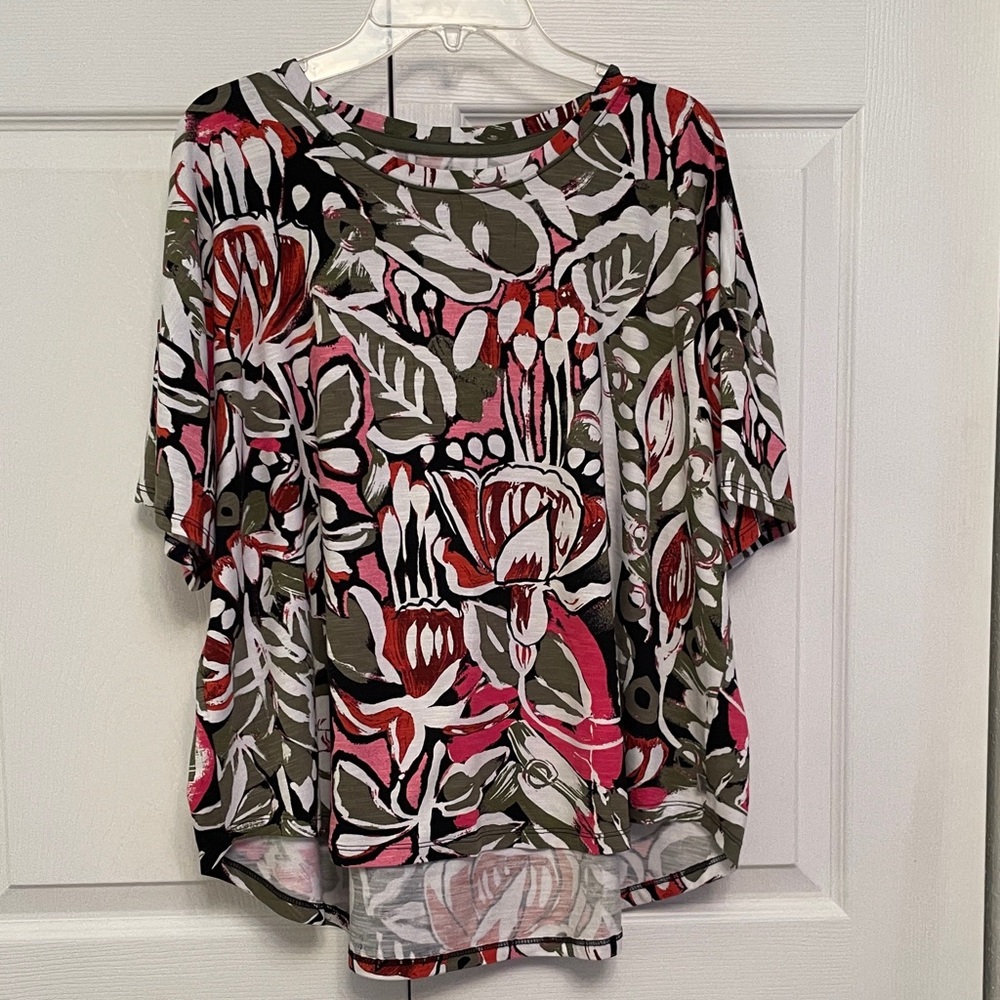 NWOT T BY TALBOTS XL Petites Floral and Leaf Print Top Curved Hem Lines